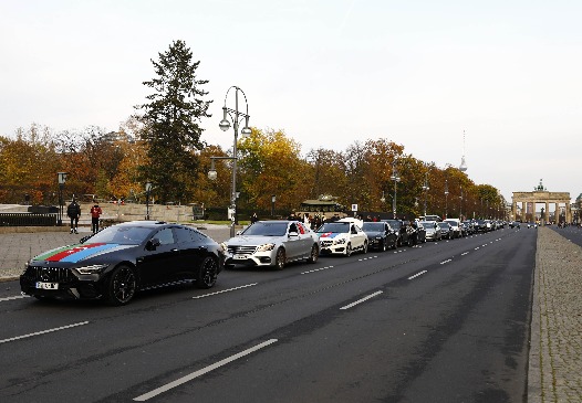 Azerbaycan'ın Dağlık Karabağ zaferi Berlin'de araç konvoyuyla kutlandı